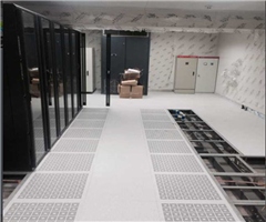 在关键设备采用硬件备份、冗余等可靠性技术的基础上