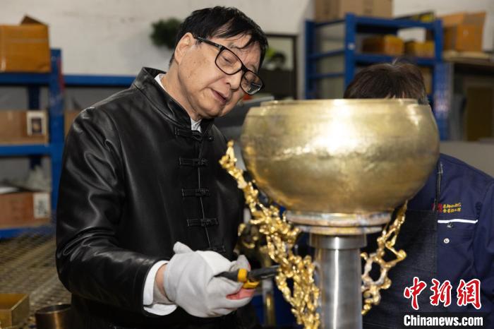 朱炳仁设计的国梁索林杯：金色锻打球面与云水