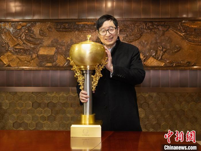 朱炳仁设计的国梁索林杯：金色锻打球面与云水