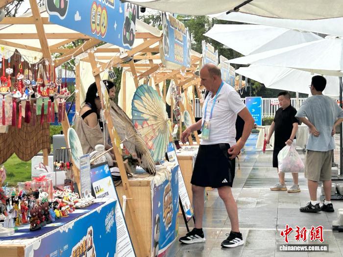 世运村外的好运市集：油纸伞与熊猫文创架起文