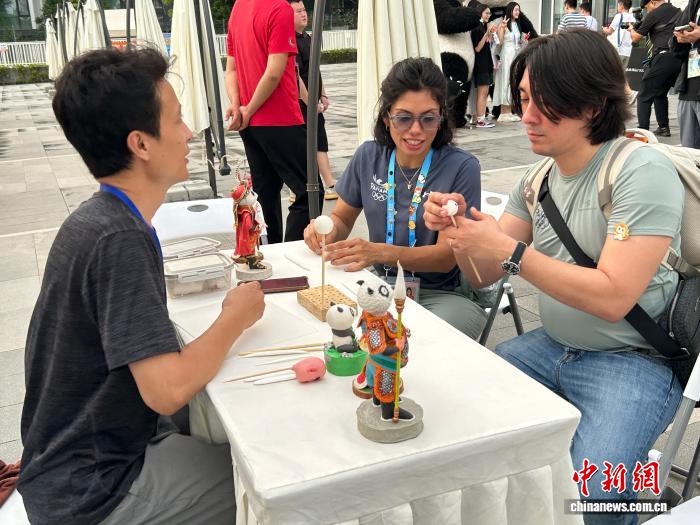 世运村外的好运市集：油纸伞与熊猫文创架起文