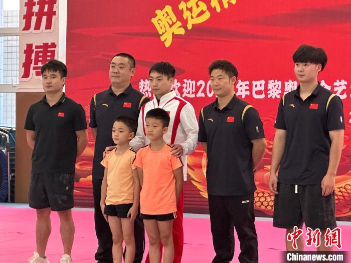 巴黎奥运冠军邹敬园黄张嘉洋回访成都少体校 与