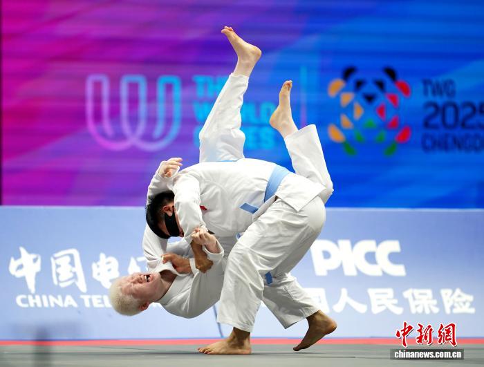 成都世运会残疾人柔术赛场轮椅选手刷新格斗认