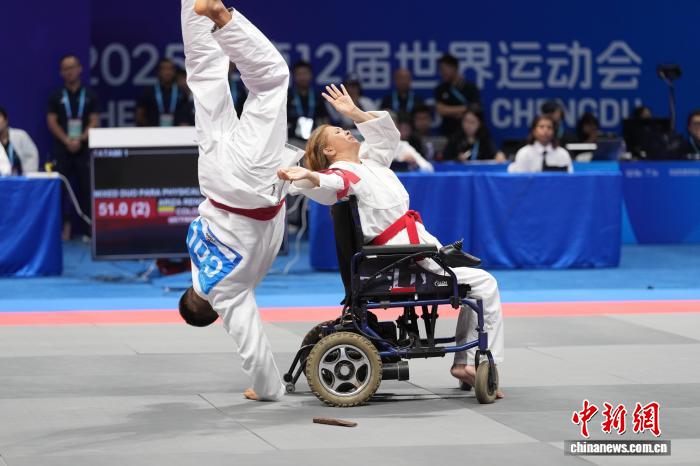 成都世运会残疾人柔术赛场轮椅选手刷新格斗认